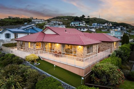 Photo of property in 9 Hollyford Place, Aotea, Porirua, 5024