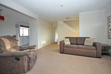 Photo of property in 2/8 Sunward Rise, Glenfield, Auckland, 0629