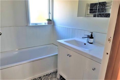 Photo of property in 40 Tiri Tiri Road, Birkdale, Auckland, 0626