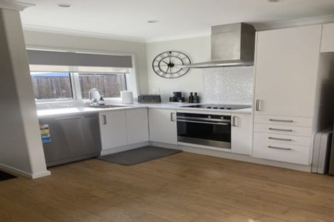 Photo of property in 24 Rewarewa Road, Te Atatu Peninsula, Auckland, 0610