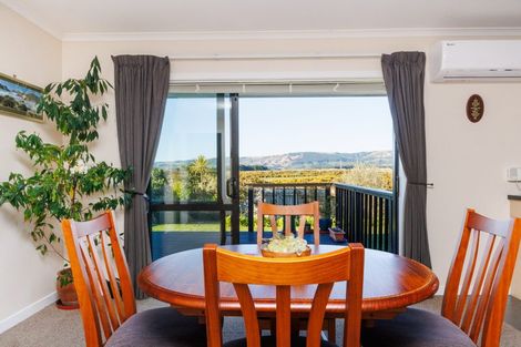 Photo of property in 12 Ron Place, Fitzherbert, Palmerston North, 4410