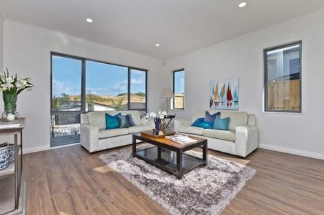 Photo of property in 10 Syd Grant Crescent, Orewa, 0931