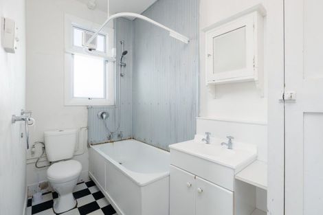 Photo of property in Devonport Apartments, 50/127 Saint Aubyn Street, New Plymouth, 4310
