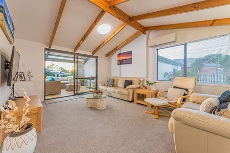 Photo of property in 32 Glucina Avenue, West Harbour, Auckland, 0618