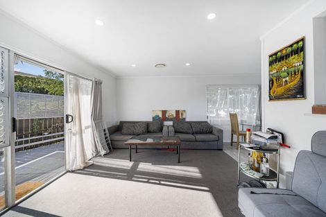 Photo of property in 27 Cedar Heights Avenue, Massey, Auckland, 0614