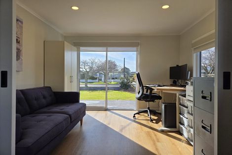 Photo of property in 11 Truby King Street, Merrilands, New Plymouth, 4312