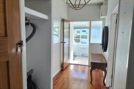 Photo of property in 281 Queens Drive, Lyall Bay, Wellington, 6022
