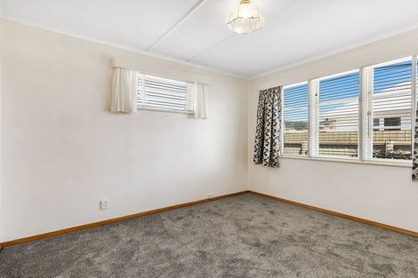 Photo of property in 5 Courtenay Road, Heretaunga, Upper Hutt, 5018