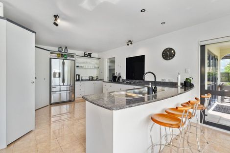 Photo of property in 4 Tupara Crescent, Kawaha Point, Rotorua, 3010