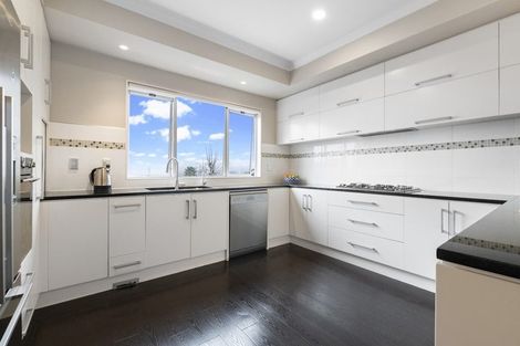 Photo of property in 8 Oak View Terrace, Schnapper Rock, Auckland, 0632