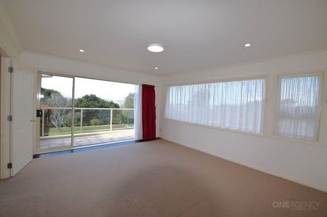 Photo of property in 14 Provence Esplanade, Te Atatu Peninsula, Auckland, 0610