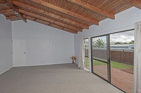 Photo of property in 2a Rixon Place, Te Atatu Peninsula, Auckland, 0610