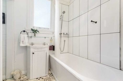 Photo of property in 55 Fairview Crescent, Kelburn, Wellington, 6012