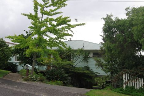 Photo of property in 14 De Val Drive, Titirangi, Auckland, 0604