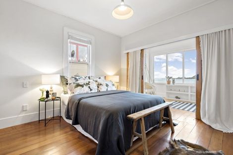 Photo of property in 206 The Esplanade, Island Bay, Wellington, 6023