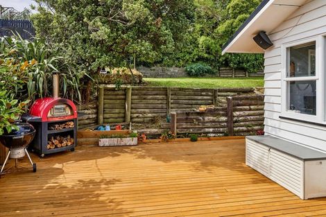 Photo of property in 27 Griffiths Grove, Newlands, Wellington, 6037