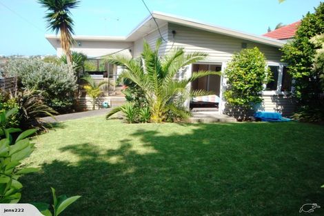 Photo of property in 7 Lake Road, Northcote, Auckland, 0627