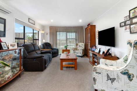 Photo of property in 2b Edgewater Parade, Waiuku, 2123