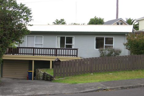 Photo of property in 1/64 Totaravale Drive, Totara Vale, Auckland, 0629