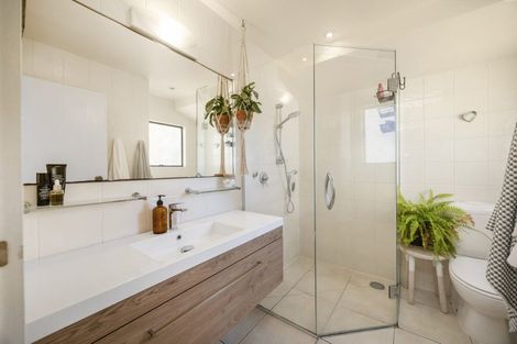 Photo of property in 2/10e Penning Road, Castor Bay, Auckland, 0620