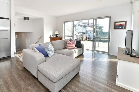 Photo of property in 33 Kaipuke Crescent, Gulf Harbour, Whangaparaoa, 0930