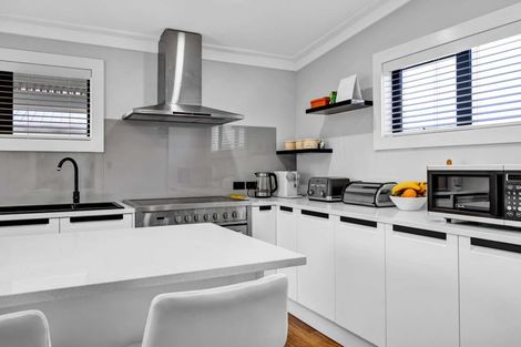 Photo of property in 42 Collins Street, Hawera, 4610