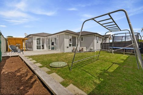 Photo of property in 1 Aporo Drive, Kumeu, 0810