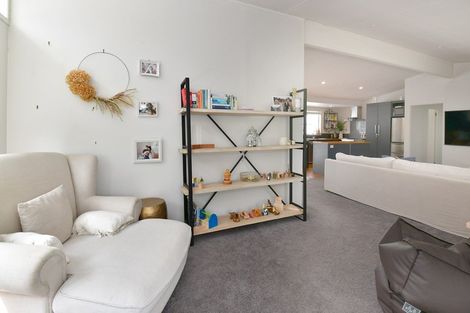 Photo of property in 18 Walton Street, Red Beach, 0932