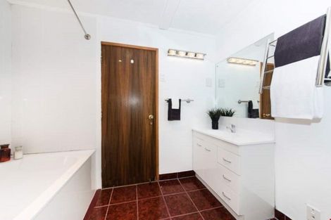 Photo of property in 86 Ayton Drive, Totara Vale, Auckland, 0629