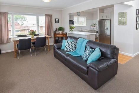 Photo of property in 60 Uxbridge Road, Mellons Bay, Auckland, 2014