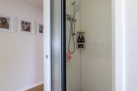 Photo of property in 1a Compass Place, Te Atatu Peninsula, Auckland, 0610