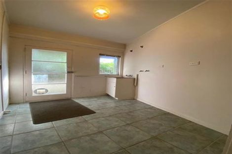 Photo of property in 2/96 Sunset Road, Unsworth Heights, Auckland, 0632