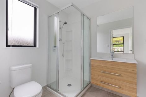 Photo of property in 17 Tokai Place, Glen Eden, 0602