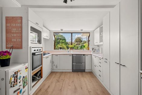 Photo of property in 10 Porter Avenue, Te Atatu South, Auckland, 0610