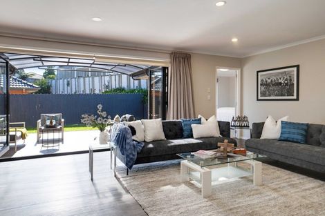 Photo of property in 27 Nimstedt Avenue, Oteha, Auckland, 0632