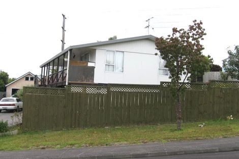Photo of property in 2/68 Totaravale Drive, Totara Vale, Auckland, 0629