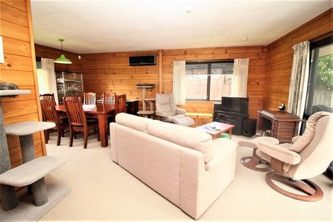 Photo of property in 35 South Lynn Road, Titirangi, Auckland, 0604