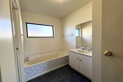 Photo of property in 65 Trias Road, Totara Vale, Auckland, 0629