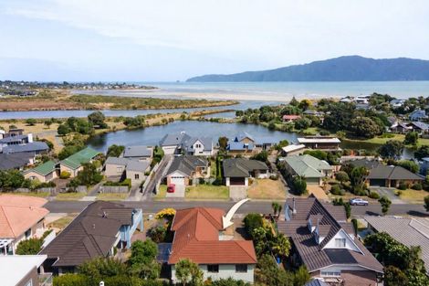 Photo of property in 7 Major Durie Place, Waikanae Beach, Waikanae, 5036