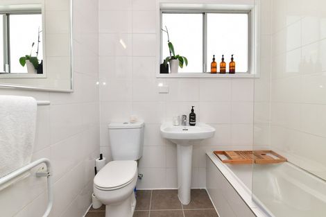 Photo of property in 18 Walton Street, Red Beach, 0932