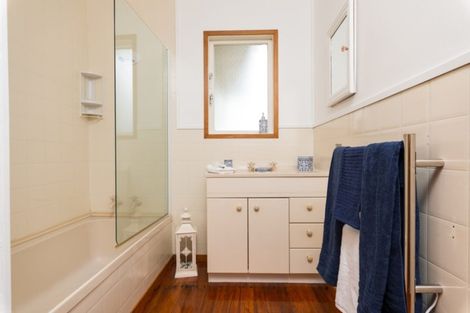 Photo of property in 21 Robert Burke Place, Henderson, Auckland, 0612