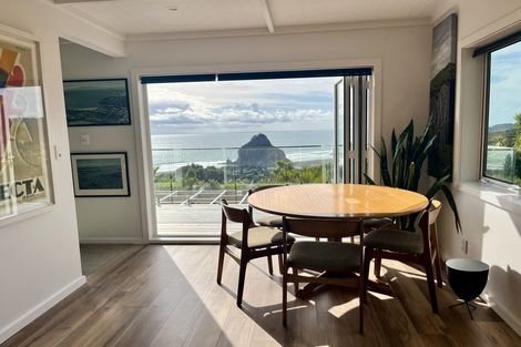 Photo of property in 15 Piha Road, Piha, New Lynn, 0772