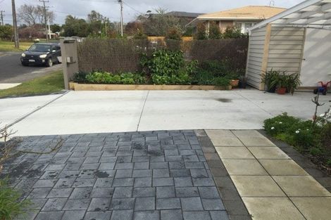Photo of property in 1 Ward Crescent, Te Atatu Peninsula, Auckland, 0610