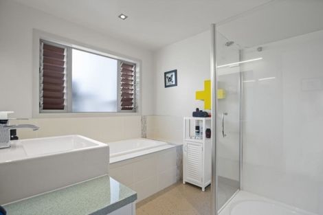 Photo of property in 28 Rothesay Bay Road, Rothesay Bay, Auckland, 0630