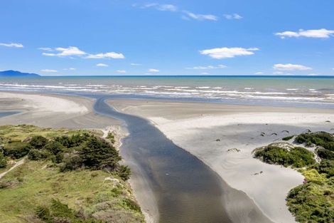 Photo of property in 14 Manga-pirau Street, Waikawa Beach, Manakau, 5573