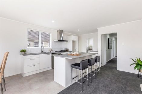 Photo of property in 18 Village Way, Ardmore, Papakura, 2582