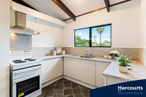 Photo of property in 1/729 Swanson Road, Swanson, Auckland, 0612