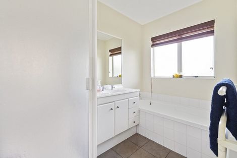 Photo of property in 2/12 Pat O'connor Place, Manurewa, Auckland, 2105