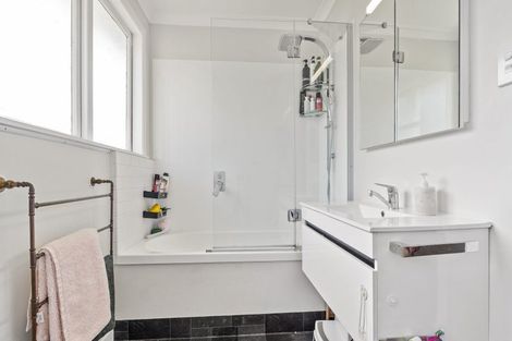 Photo of property in 4 Sequoia Place, Maoribank, Upper Hutt, 5018