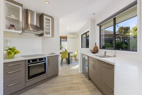 Photo of property in 33 Admirals Court Drive, Greenhithe, Auckland, 0632